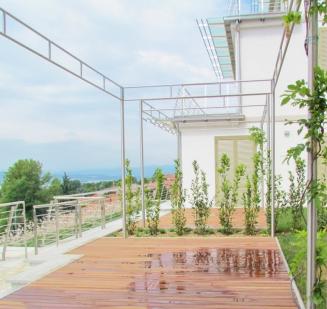 VARESE CENTRO Ampio importante appartamento in villa bifamiliare con giardino privato (600 mq.). L'immobile, posto su due livelli, gode di ingresso privato.