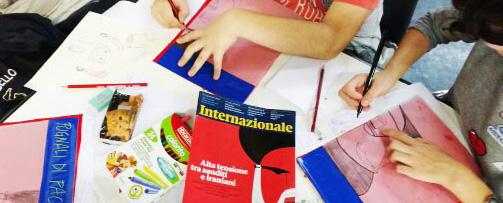 . I laboratori possono prevedere sia la presenza di pedagogisti che artisti, in base alle esigenze e gli obiettivi di ogni progetto.