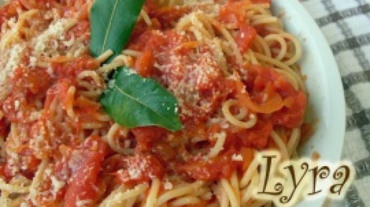 PRIMI PIATTI Spaghetti con salsa al pomodoro classica di: lyra LUOGO: Europa / Italia DOSI PER: 4 persone DIFFICOLTÀ: bassa PREPARAZIONE: 10 min COTTURA: 10 min COSTO: basso REPERIBILITÀ ALIMENTI: