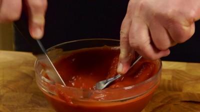 4 Nel frattempo riunite i pomodori pelati con un po' della loro salsa in una ciotola e tagliateli grossolanamente a pezzi, sarà sufficiente passare qualche volta il coltello per ridurli