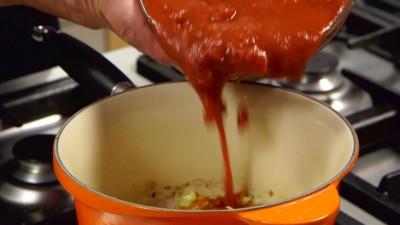 Insaporite la salsa di pomodoro con del basilico, preferibilmente fresco e sminuzzato a mano, se, invece, non ne avete e non c'è modo di reperirlo magari perchè non è di stagione, allora