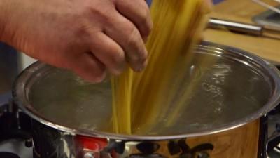 Non vi resta che scolare gli spaghetti e versarli nella ciotola con il sugo al pomodoro.