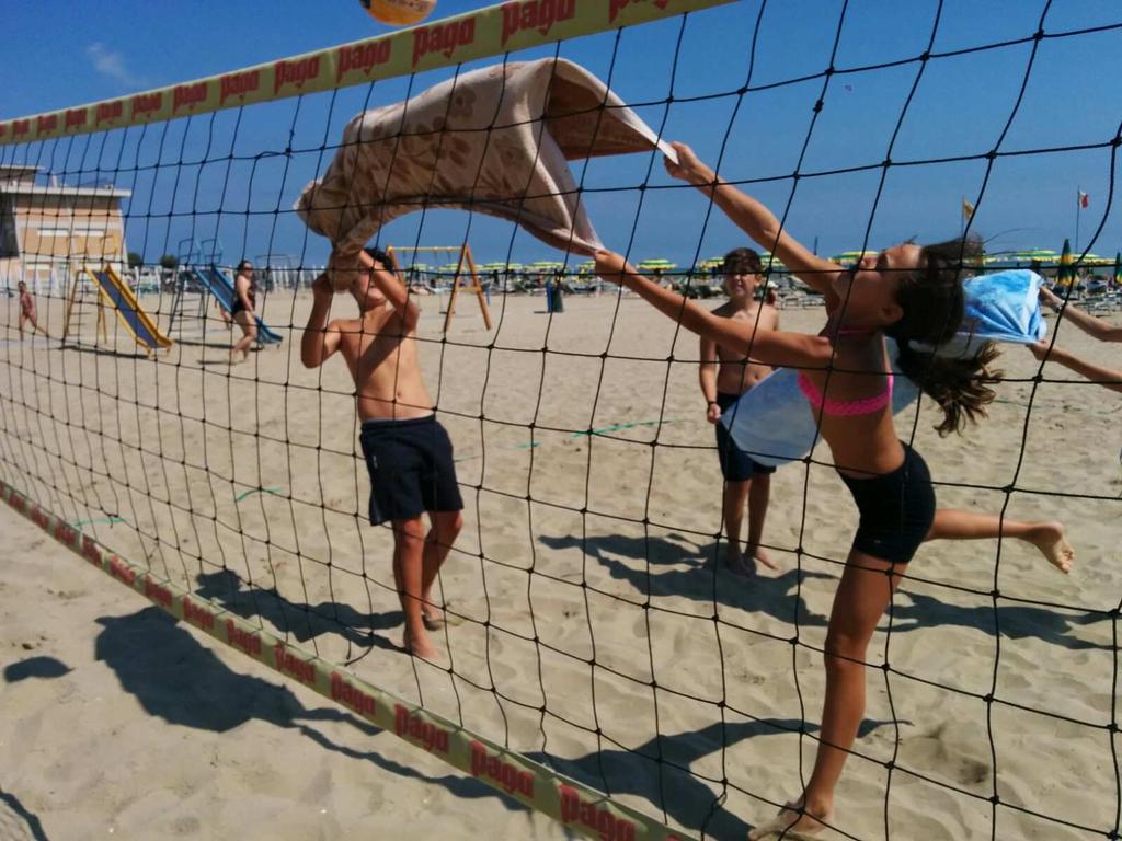 Località turistica per eccellenza, Cesenatico ospita, a pochi metri dal mare, e a soli 500 metri dal centro cittadino, la Casa Vacanze La Perla inserita in un ampio parco di 10.000 mq, di cui 4.