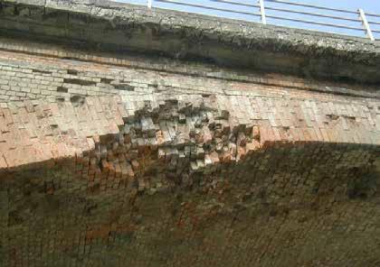 NON SONO PRESENTI IDONEE BARRIERE DI SICUREZZA STRADALE (GUARD RAIL) PILE, SPALLE E ARCATE IN LATERIZIO PRESENTANO LESIONI