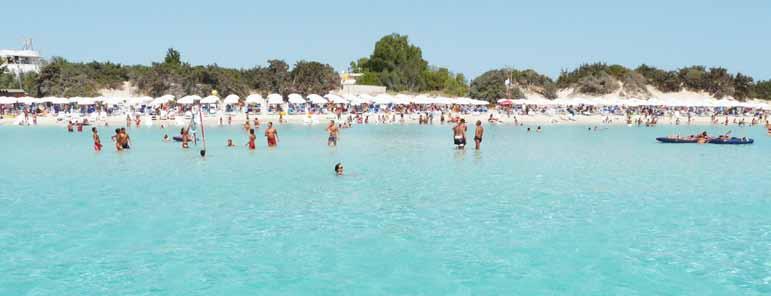 Servizio Spiaggia Per gli amanti della sabbia, il complesso è convenzionato con la spiaggia attrezzata di Alimini, caratterizzata da fine sabbia chiara, a cui è collegato da un regolare servizio