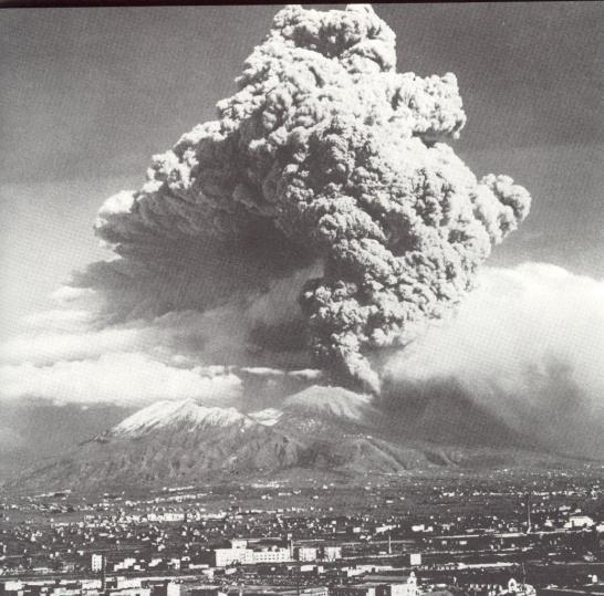 La rovina incombe sulla città di Napoli: l'eruzione del Vesuvio nel 1944 fu una delle maggiori fra quelle ricordate dalla storia DISCUTIAMONE Il mare di abitazioni, che si estende ai piedi del
