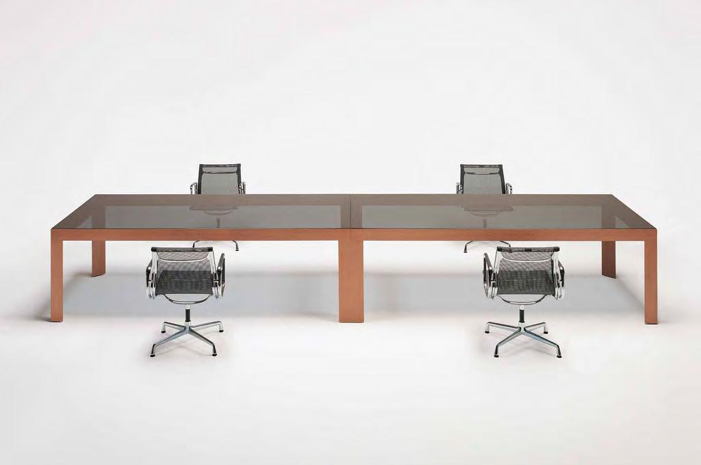 I tavoli scrivania, disponibili in varie misure, forme e finiture, sono costituiti da una struttura in profilati di alluminio a sezione triangolare, assemblati in modo da accogliere, senza ulteriori