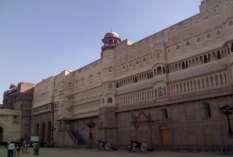 La visita proseguirà con la visita al Palazzo di Città & Osservatorio. Il Palazzo di città nel cuore della vecchia Jaipur è un misto di architetture Rajsthani e Moghul.