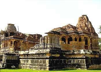 Tutto il complesso è famoso come il Tempio di Sri Eklingji ed è stato un sito sacro legato al Dio Shiva.