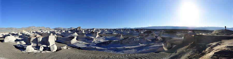 Giorno 3 Salta - Santa Maria Partenza in direzione sud, attraversando la policroma Quebrada de las Conchas, la Garganta del Diablo e il suggestivo Anfiteatro.