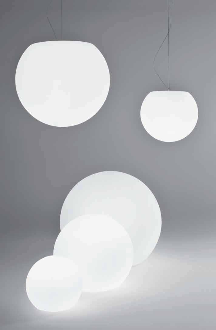 Una sfera che non è una sfera Una collezione di lampade in 3 dimensioni, funzionale alle più diverse soluzioni d arredo; realizzata in polietilene in stampaggio
