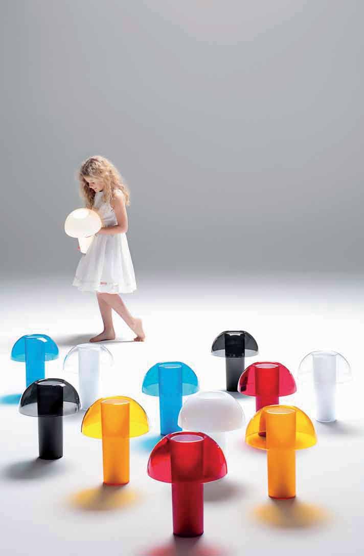Colette è una lampada da tavolo o da comodino in policarbonato che trova la sua essenza nella plasticità delle forme e nel colore.