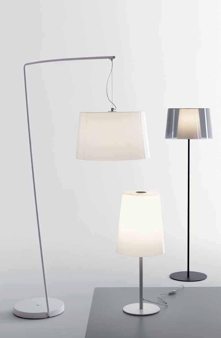 La collezione L001 si compone di lampade a sospensione, da terra e da tavolo.