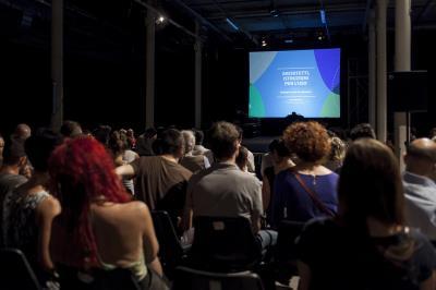 Questi alcuni degli interrogativi su cui il festival proporrà una riflessione: - Come si costituisce oggi il rapporto tra casa e città, tra interno ed esterno, tra privato e pubblico, tra individuo e