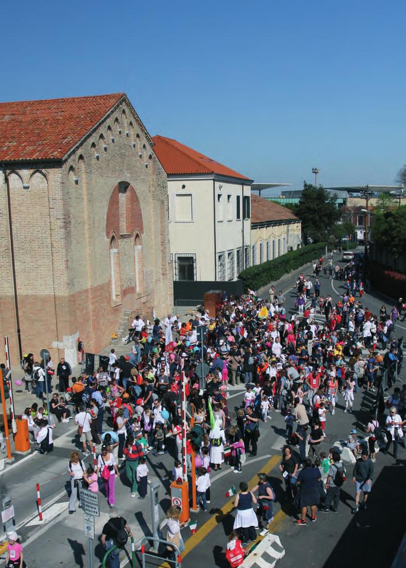 SU E ZO PER IL PORTO Nessuna barriera tra porto e città per i partecipanti alla Su e Zo per i Ponti: per