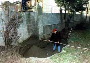 Il prolungato e consistente abbassamento della falda freatica, a sua volta, ha prodotto un forte incremento della tensione efficace sul terreno sottostante a cui è seguito un cedimento del terreno di