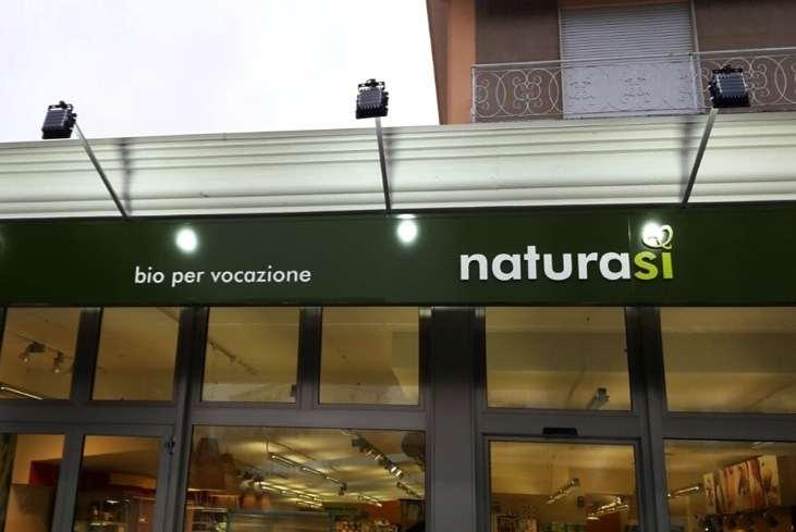 L imprenditore che sceglie di intraprendere il progetto di apertura viene affiancato dall azienda, dalla ricerca della location allo sviluppo del punto vendita in termini di allestimento,