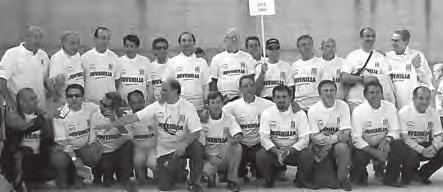 Si appresta a sfilare il gruppo 1973-1984. Da sinistra, in alto: Orazio Genovese, Giovanni Barbaro, Domenico Messina, Matteo Aiuto, Mario Cangemi, Augusto Onorati, Mons.