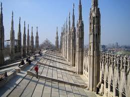 Salire sul tetto del Duomo di Milano non per guardare la città dall alto ma per scoprire l universo che