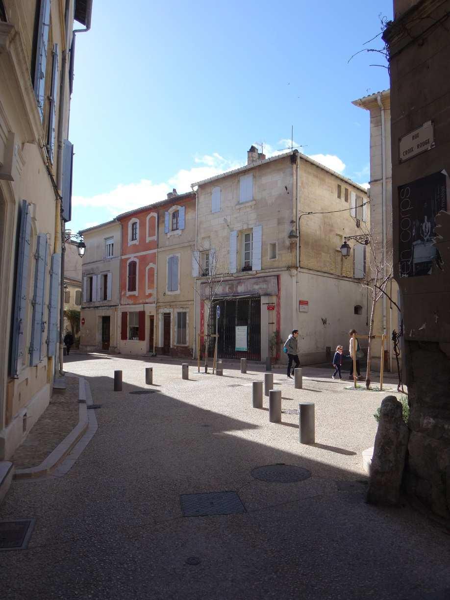 Si va avanti per la rue de la Roquette fino alla place Genive. Si prende a sinistra e si prosegue fino in fondo per le rue Genive finché si raggiunge il viale.