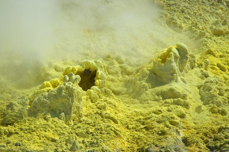 FUMAROLE Le fumarole sono piccole ma profonde fessure nel suolo nelle quali si ha una risalita di gas emessi a temperature che vanno da