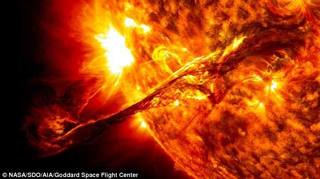 Com è fatto il sole? IL SOLE È un corpo celeste di grandi dimensioni (raggio 109 volte maggiore di quello della Terra, la sua massa 300.