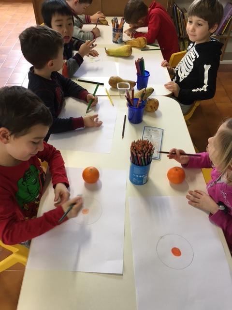 Proponiamo ai bambini un attività: al centro del foglio devono disegnare il loro frutto e