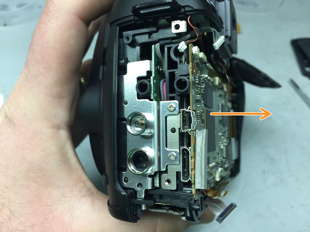 Passo 12 Rimuovere la scheda principale Se non avesse rimosso la piastra porta supporti laterali in precedenza, ora è il momento. Questo consente l'accesso completo al lato del tabellone.