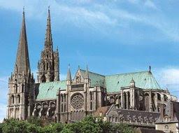 Nella Cattedrale di Chartres si assiste addirittura a dei virtuosismi, perché gli elementi costruttivi gotici sono talmente ben conosciuti e collaudati che spesso superano le loro reali funzioni