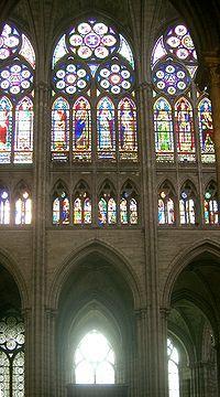 Particolare dello schema costruttivo dell'abbazia di Saint-Denis Le polifore del livello più alto formano il cleristorio; al di sotto si trova il livello del triforio e/o del matroneo e, ancora più