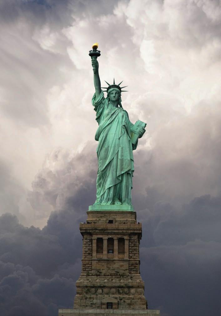 Progettata dallo scultore francese Frédéric Auguste Bartholdi e donata agli Stati Uniti dal governo francese, la figura femminile, ricoperta da una toga, rappresenta la dea romana della Libertà.