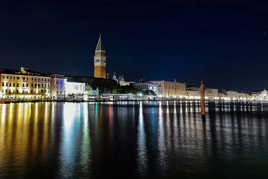 VENEZIA BY NIGHT 20.00: Partenza con barca privata da Punta Sabbioni per Venezia.