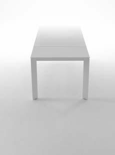 Ghedi Tavolo allungabile con struttura in acciaio. Piani in: melaminico, laccato, cristallo, cristallo antigraffio o cristalceramica. - Extendable table with metal frame.