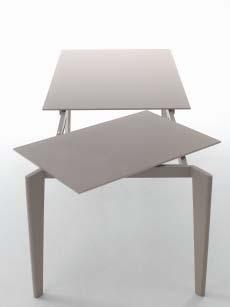 Akil Tavolo allungabile con struttura in acciaio. Piani ed allunghe in: melaminico, laccato, cristallo, cristallo antigraffio o cristalceramica. - Extendable table with metal frame.