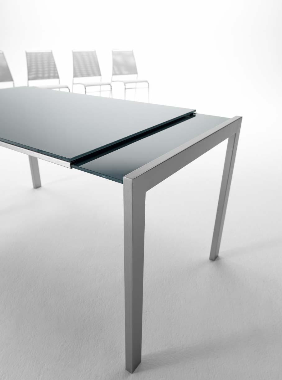 Oplà Tavolo allungabile con struttura in acciaio. Piani ed allunghe in: cristallo, cristallo antigraffio o cristalceramica. - Extendable table with metal frame.