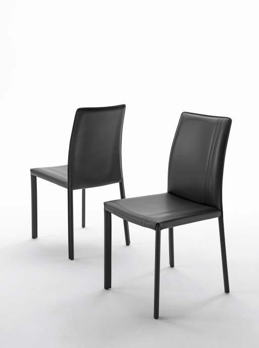 - Chaise avec structure en acier chromé ou laqué avec assise et dossier revêtus o complètement revêtue en cuir ou cuir régénéré.