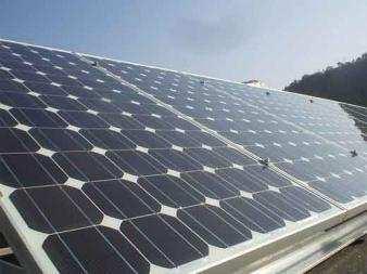 Un approccio alternativo ai pannelli fotovoltaici piani: i sistemi a concentrazione Utilizzando sistemi a concentrazione a 200 soli basterebbero solo