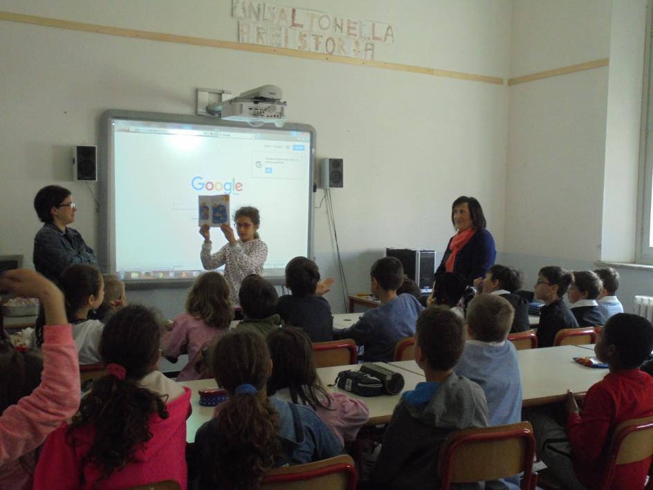 I bimbi di quinta sanno leggere bene. Eva, Matteo e Matilde hanno letto una storia che si chiama E ora a scuola!. Era una storia buffa. Ci faceva ridere, perché parlava di com è la scuola.