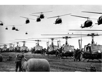 1965: il presidente Usa Johnson decide l intervento militare La guerra diviene sempre più