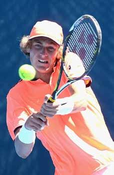 9 focus next gen Il canadese Denis Shapovalov con la coppa del Challenger di Drummondville; sotto, fuori campo con Felix Auger Aliassime, connazionale e amico HASHTAG #NEXTGEN Miami: tutti sui banchi