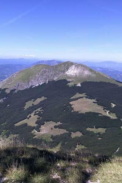 Proposte Potrete trascorrere la giornata sui prati dei nostri monti ( monte Nerone oppure monte Petrano) ad ammirare il paesaggio