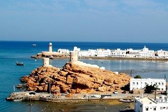Qalhat, uno dei più antichi insediamenti del paese risalente al II sec. a.c. e importante porto durante il periodo medioevale dei regni sudarabici (fu visitato anche da Marco Polo durante il suo viaggio in oriente).
