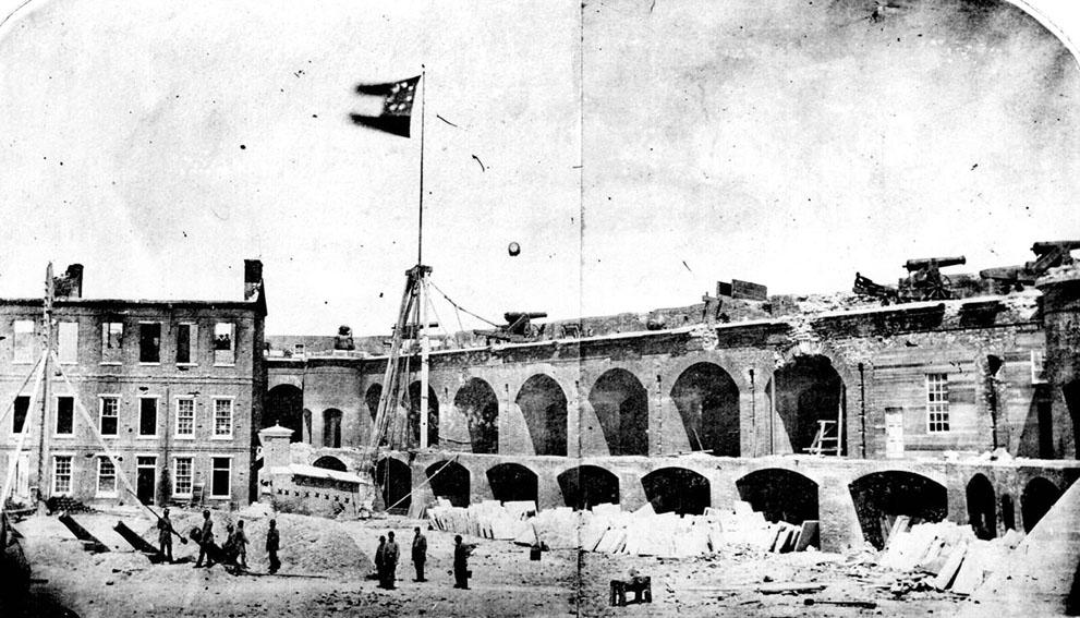 Forte Sumter, vicino a Charleston, oggi South Carolina, nell aprile del 1861. Gli unionisti vi rientrarono solo il 22 febbraio 1865.