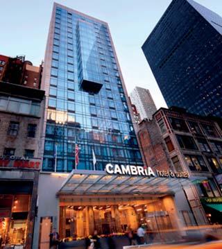 Riu Plaza New York Times Square Hotel Con oltre 600 camere e suite dotate di ogni comfort e disposte su 29 piani, questo moderno ed elegante albergo sorge nel cuore di Manhattan a