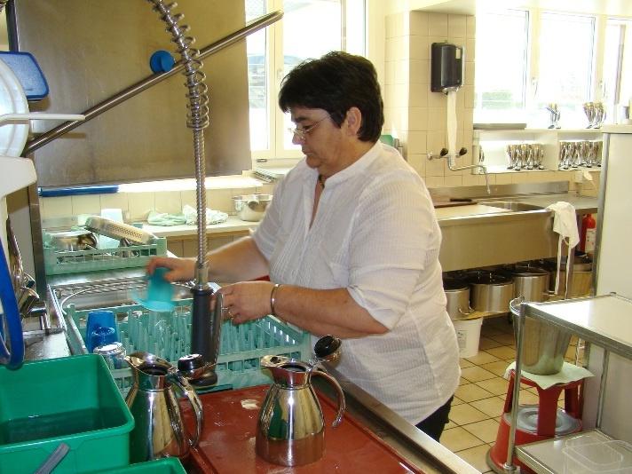 La collaboratrice signora S. Inizialmente ho svolto un apprendistato come aiuto farmacista. Poi mi sono sposata, ho avuto quattro figli e per 30 anni ho lavorato nell azienda agricola di mio marito.