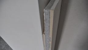 Battere leggermente le lastre al muro, con le mani o con regoli adeguati, per ottenere il corretto allineamento e uniformare la schiacciatura delle plotte di colla.
