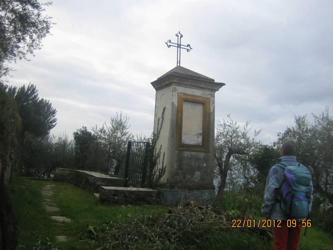 destra (Via Costa), se si guarda la facciata del tempio dalla piazzetta sotto la