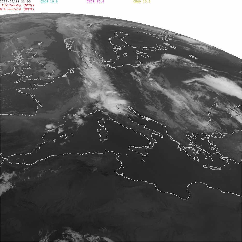 26) sulle Alpi il cielo è stato infatti molto soleggiato con temperature che sono arrivate a superare i 30 C nelle vallate. Nella mappa è stato evidenziato in blu il fronte freddo.