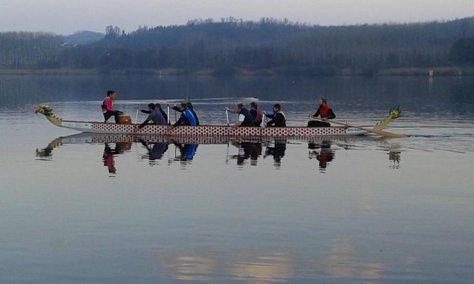 Le nostre proposte 2) ALLA SCOPERTA DEL LAGO IN DRAGON BOAT Il Dragon Boat è un imbarcazione che può trasportare fino a 20 vogatori che si dispongono seduti a coppie sulle panche poste al suo interno