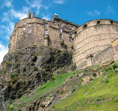 Visita esterna del Castello di Eilean Donan situato su un isolotto e raggiungibile attraverso un caratteristico ponte pedonale in pietra.